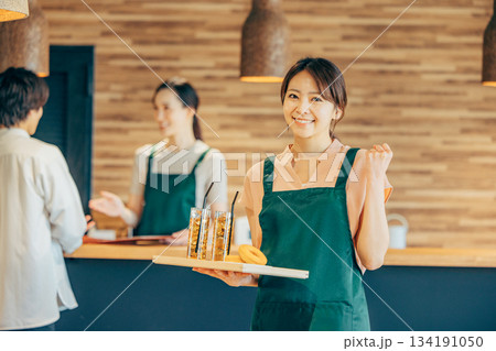 カフェで仕事をする女性 カフェで仕事をする女性 134191050