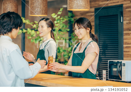カフェで働く女性 134191052