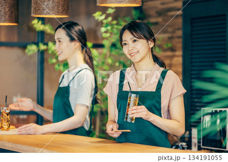 カフェで働く女性 134191055
