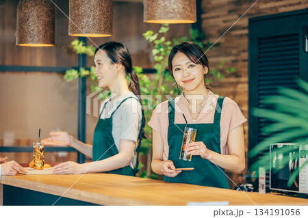 カフェで働く女性 134191056