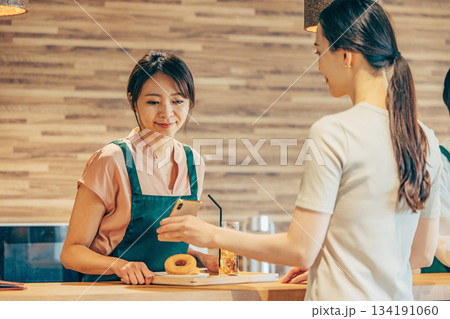 注文を見るカフェ店員 注文を見るカフェ店員 134191060