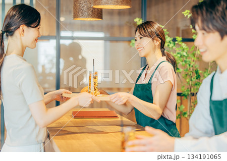 カフェ　店員　女性 134191065