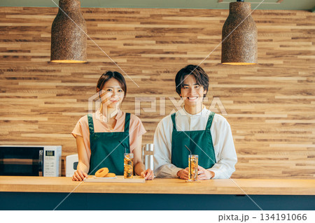 カフェで働く男女 134191066