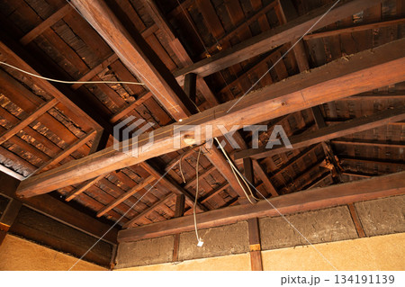 解体工事現場の古民家 134191139