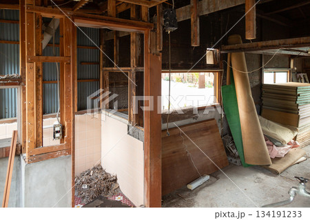 解体工事現場の古民家 134191233