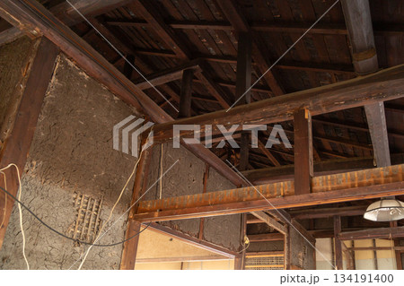 解体工事現場の古民家 解体工事現場の古民家 134191400