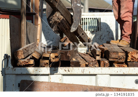 解体工事現場の古民家の廃材搬出 134191835