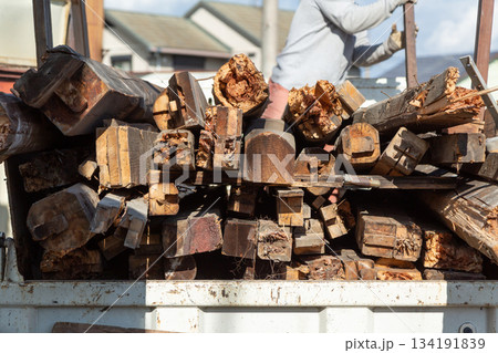 解体工事現場の古民家の廃材搬出 解体工事現場の古民家の廃材搬出 134191839