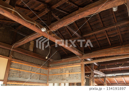 解体工事現場の古民家 134191897