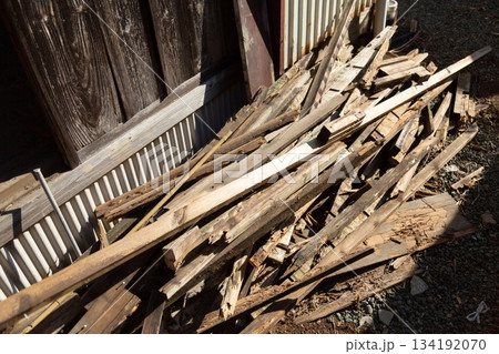 解体工事現場の古民家の廃材 134192070