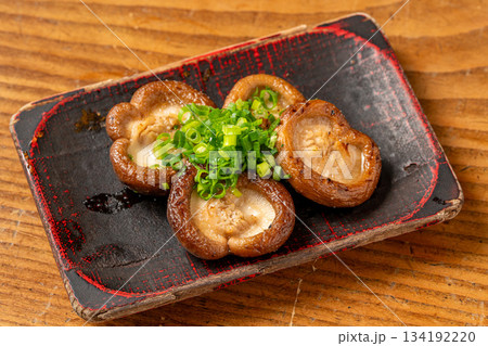 椎茸炭焼き 134192220