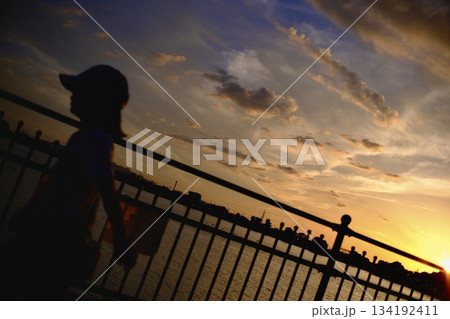 夕焼けと、歩く少女と 夕焼けと、歩く少女と 134192411