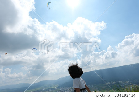 青空に浮かぶパラグライダーを見上げて 青空に浮かぶパラグライダーを見上げて 134192414