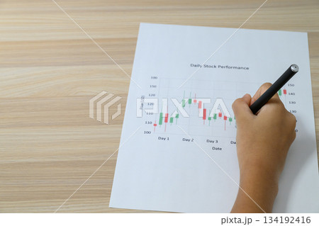 株価チャートに書き込みをする手 株価チャートに書き込みをする手 134192416