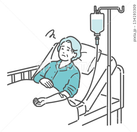 点滴中に気分が悪そうな高齢の女性患者のイラスト（副作用・急変） 134193309