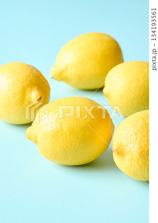 水色の背景に置かれたレモン 134193561