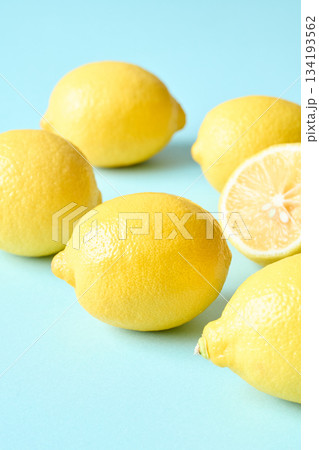 水色の背景に置かれたレモン 134193562
