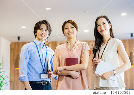 クリエイティブなビジネスチーム 134193592