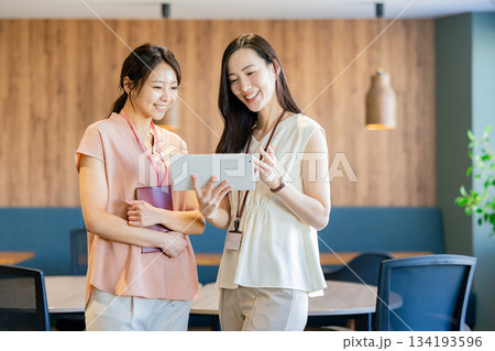 オフィスにいるビジネスウーマン 134193596