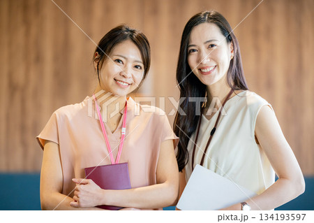 オフィスにいるビジネスウーマン オフィスにいるビジネスウーマン 134193597