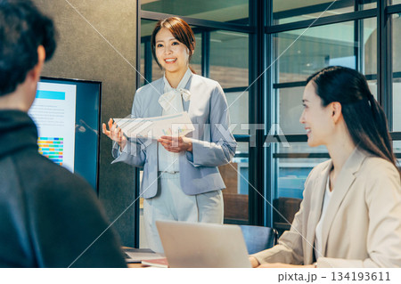 ミーティングをするビジネスパーソン 134193611