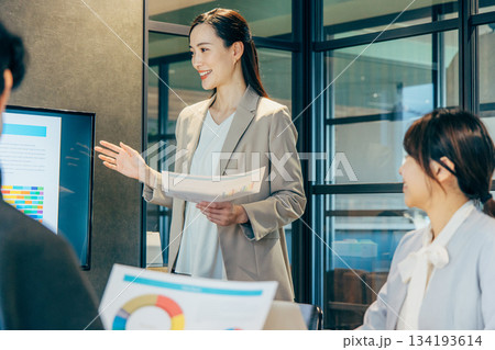 ミーティングをするビジネスパーソン 134193614