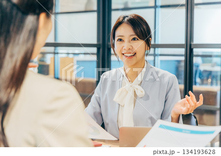 ミーティングをするビジネスウーマン 134193628