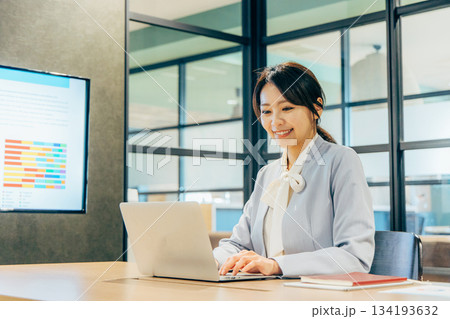 オフィスでオンラインミーティングをする女性 134193632
