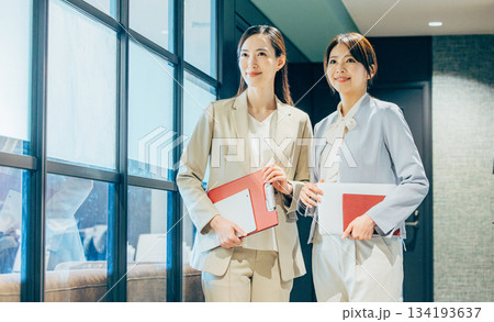 オフィス 女性 スーツ オフィス 女性 スーツ 134193637