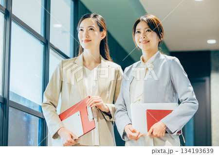 オフィス　女性　スーツ 134193639