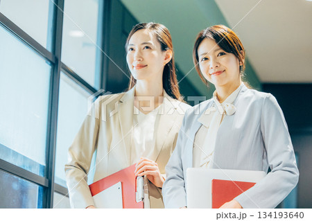 オフィス　女性　スーツ 134193640