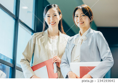 オフィス　女性　スーツ 134193641