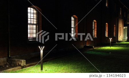 ライトアップされた赤レンガ ライトアップされた赤レンガ 134194023