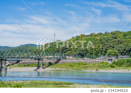 浜松市の天竜浜名湖鉄道の線路と街並み(静岡県) 134194028