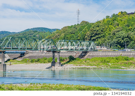 浜松市の天竜浜名湖鉄道の線路と街並み(静岡県) 134194032
