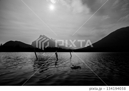 ヴァーミリオン湖の静寂な湖面とランドル山 134194038