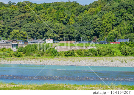 浜松市の天竜川と街並み(静岡県) 134194207