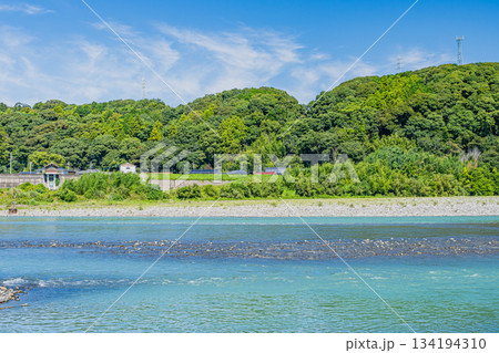 浜松市の天竜川と街並み(静岡県) 134194310