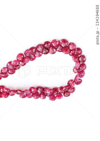 ナチュラルルビーのブリオレットカットビーズ／深紅の天然宝石素材 134194688