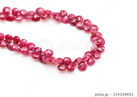 ナチュラルルビーのブリオレットカットビーズ／深紅の天然宝石素材 134194691