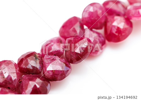 ナチュラルルビーのブリオレットカットビーズ/深紅の天然宝石素材 ナチュラルルビーのブリオレットカットビーズ/深紅の天然宝石素材 134194692