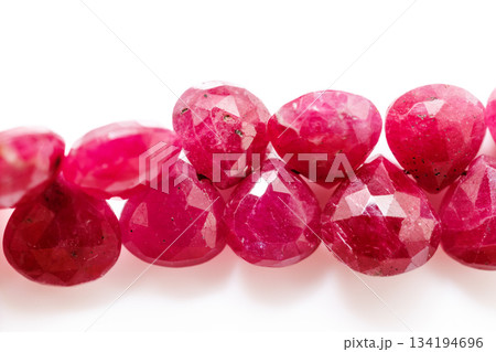 ナチュラルルビーのブリオレットカットビーズ／深紅の天然宝石素材 134194696