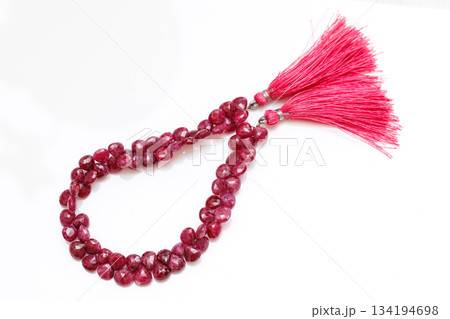 ナチュラルルビーのブリオレットカットビーズ／深紅の天然宝石素材 134194698