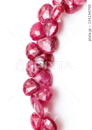 ナチュラルルビーのブリオレットカットビーズ/深紅の天然宝石素材 ナチュラルルビーのブリオレットカットビーズ/深紅の天然宝石素材 134194700