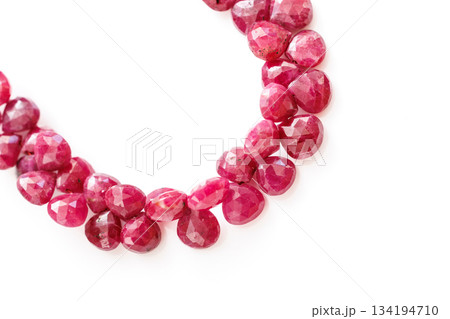 ナチュラルルビーのブリオレットカットビーズ／深紅の天然宝石素材 134194710