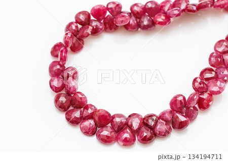 ナチュラルルビーのブリオレットカットビーズ／深紅の天然宝石素材 134194711