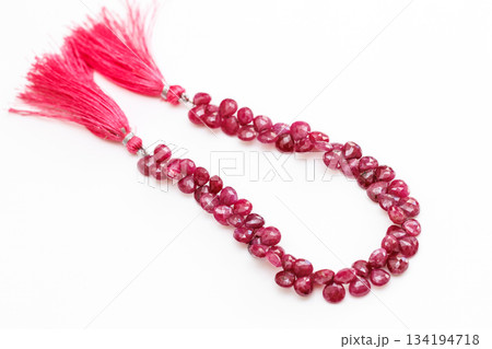 ナチュラルルビーのブリオレットカットビーズ／深紅の天然宝石素材 134194718