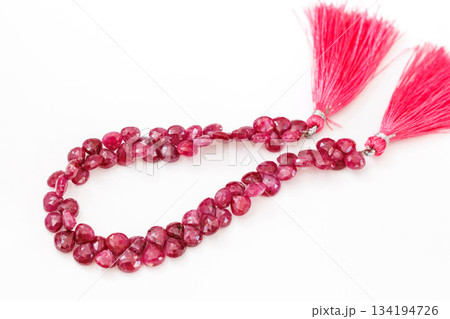 ナチュラルルビーのブリオレットカットビーズ／深紅の天然宝石素材 134194726