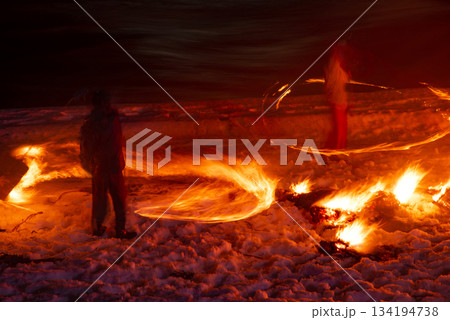 火の輪で厄を払う秋田の祭り 134194738