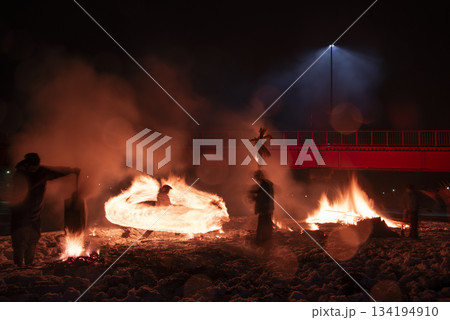 火の輪で厄を払う秋田の祭り 134194910